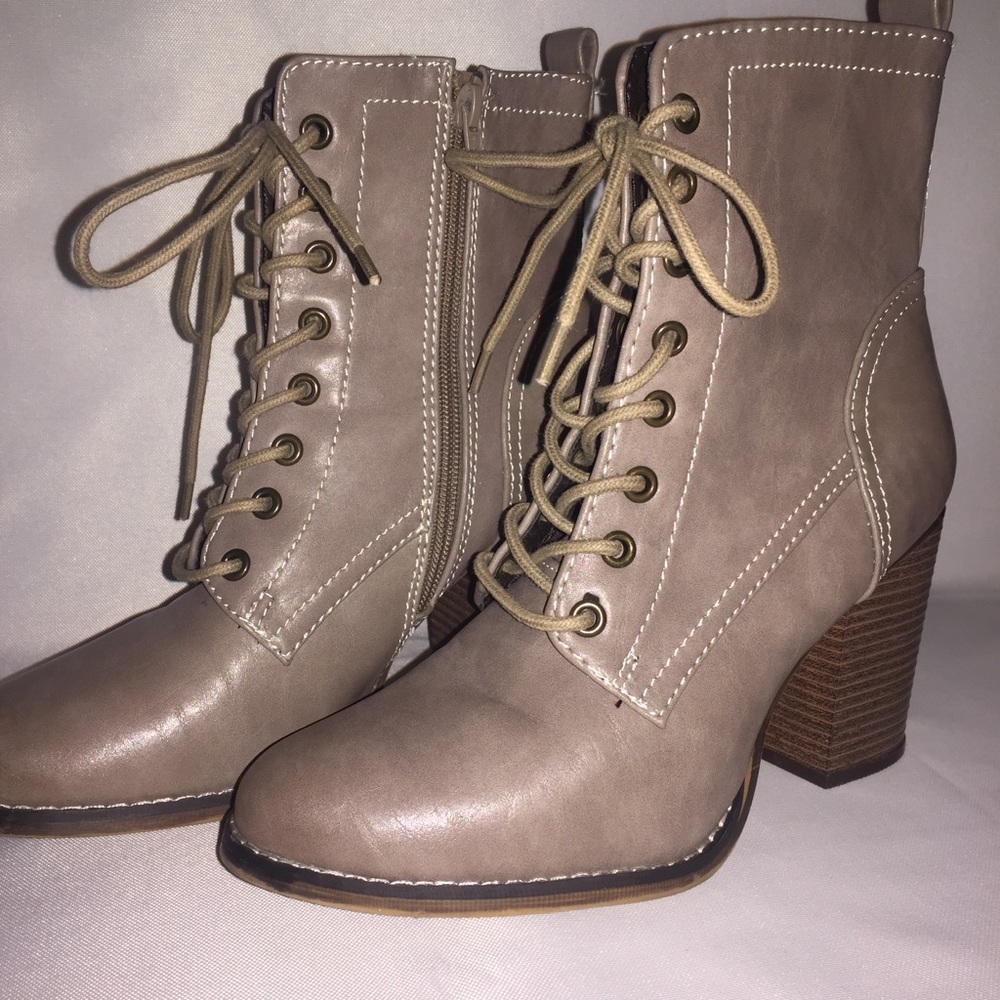 Candie’s heeled lace up booties size 9